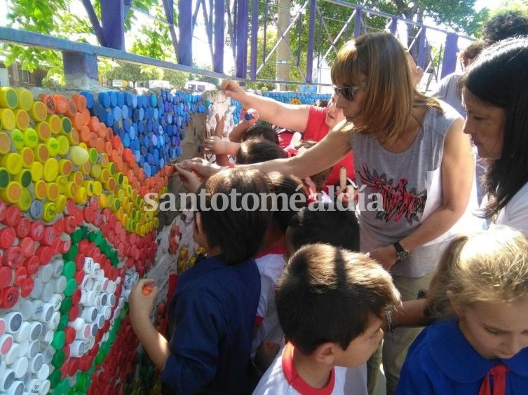 Alumnos del Jardín Municipal realizaron un mural con tapitas plásticas