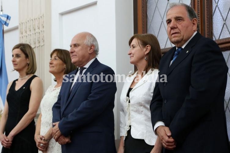 Los nuevos ministros junto al gobernador tras la jura. (Foto: Secretaría de Comunicación Social)