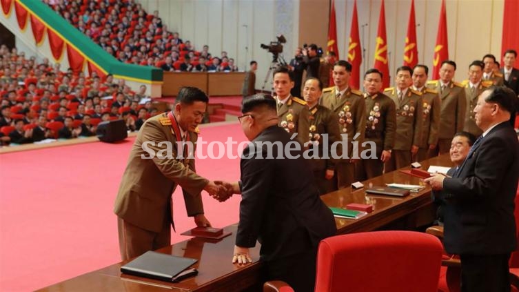 Kim Jong-un homenajeó a los científicos que construyen sus misiles y prometió más.