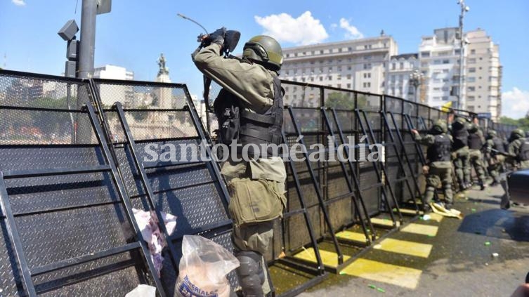 El Congreso estuvo blindado por las fuerzas de seguridad y hubo represión ante las manifestaciones. (Foto: INFOBAE)