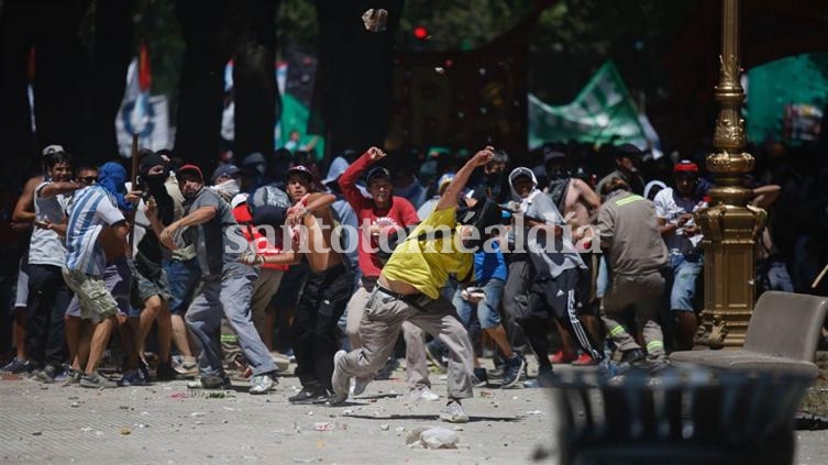 Jornada violenta en la plaza del Congreso. Foto: La Nación.