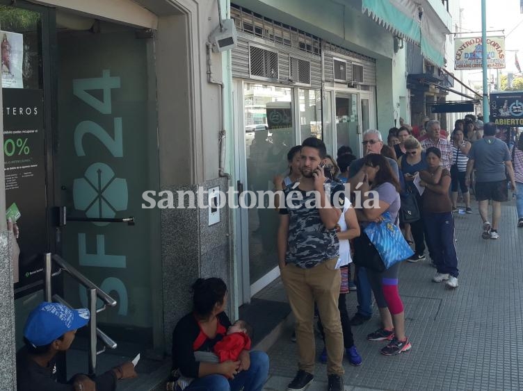 La fila de usuarios en los cajeros del Banco de Santa Fe llegaba hasta mitad de cuadra este miércoles. (Foto: santotomealdia)