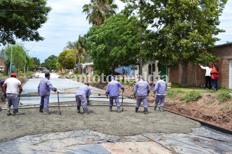 Trabajadores municipales aplican pavimento de hormigón sobre una arteria de la ciudad. (Foto: Municipalidad de Santo Tomé)