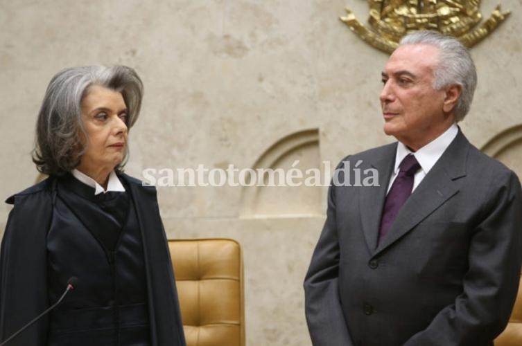 La titular del Supremo Tribunal Federal, Carmen Lucía Antunes Rocha, junto al presidente de Brasil, Michel Temer.