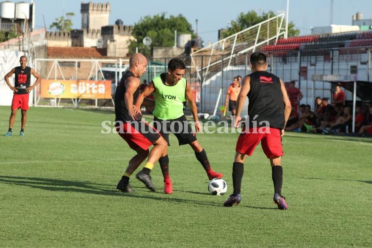 Colón hizo sus primeros minutos de fútbol en Paraná. (Foto: Prensa Patronato)
