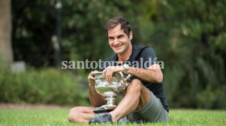 Federer, feliz con el trofeo conquistado en Melbourne.