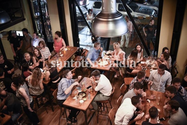 La provincia autorizó la extensión del horario laboral de bares y restaurantes 