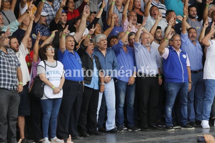 Dirigentes sindicales poblaron el palco principal. (Foto: La Nación)