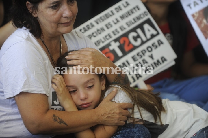 Familiares de las víctimas se reunieron en el lugar del accidente. (Foto: Clarín)