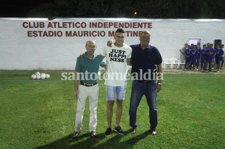 Emotivo homenaje del club a Mauricio Martínez. (Foto: Gentileza El Litoral)