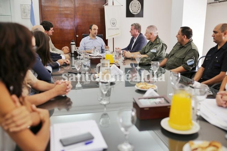 Reunión de trabajo para analizar la intervención de las fuerzas federales en la ciudad de Santa Fe. (Foto: Municipalidad de Santa Fe)