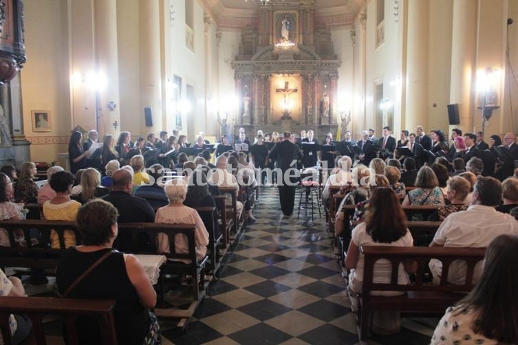 El coro polifónico brindó un memorable concierto. (Foto: Municipalidad de Santo Tomé)