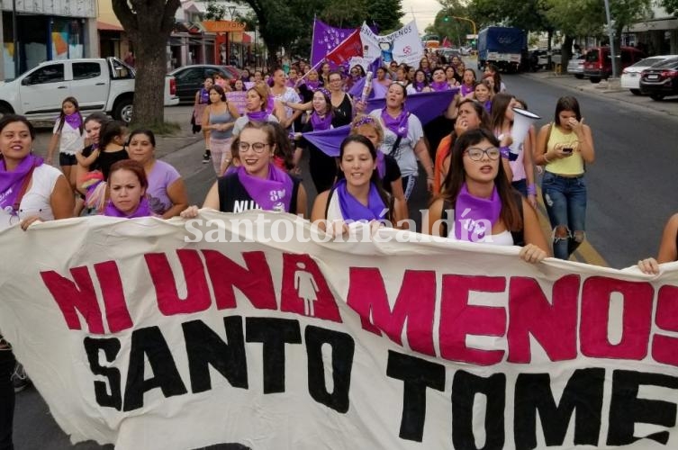 La columna de mujeres marcha por la avenida 7 de Marzo hacia el puente Carretero.
