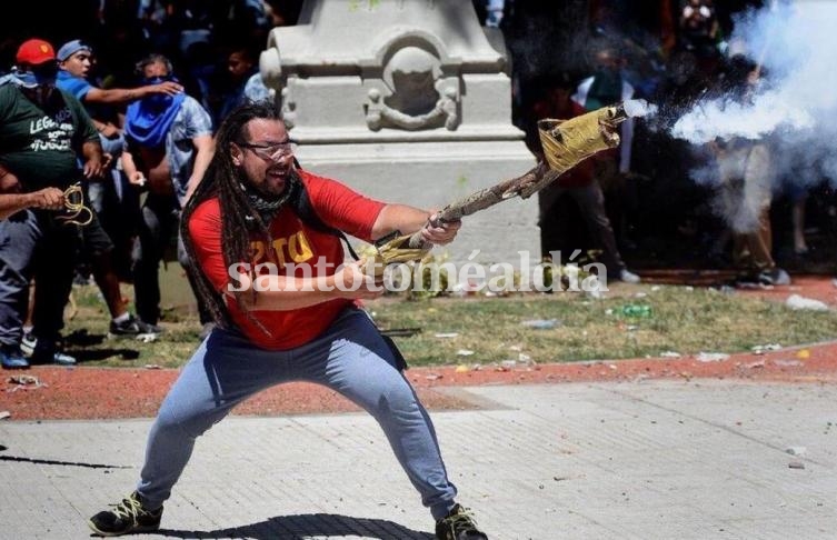 Sebastián Romero, el manifestante que arrojó un mortero contra la policía en los incidentes del 18 de diciembre pasado.