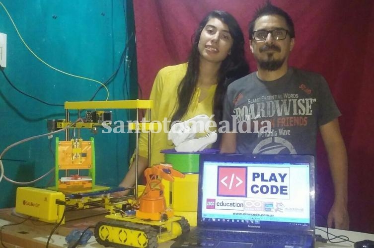 Juan Pacheco y Erica Díaz, técnicos informáticos que harán impresoras 3D para donar a escuelas.