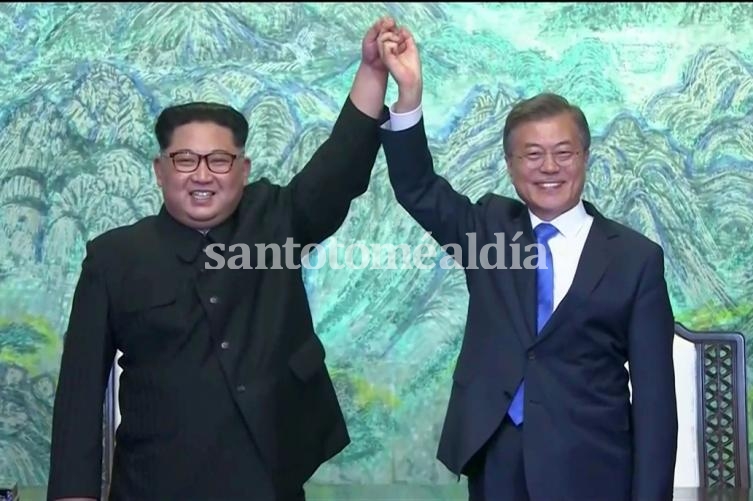 Kim y Moon alzaron sus brazos después de firmar acuerdos en una cumbre histórica (Foto: Reuters)