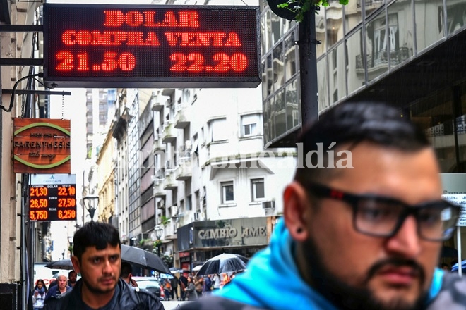 Tras los anuncios del Gobierno, el dólar frenó la escalada y cerró a la baja