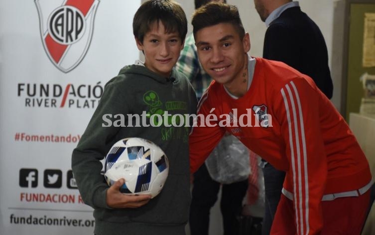 El jugador Gonzalo Montiel participó de la visita y se sacó fotos con los chicos de Don Salvador.