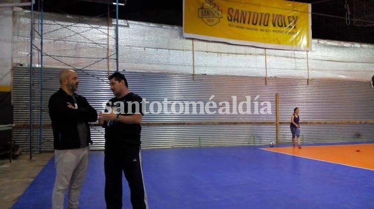 Palo Oliver visitó las instalaciones de “Santoto Voley”