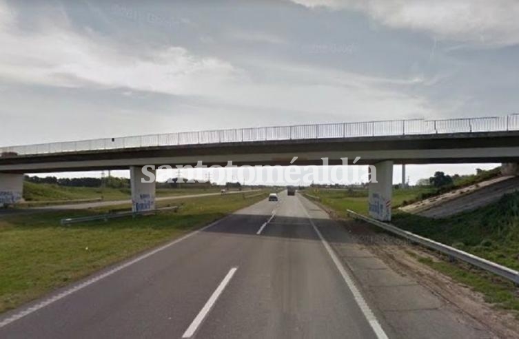 Un camión chocó un puente sobre la autopista y lo desplazó