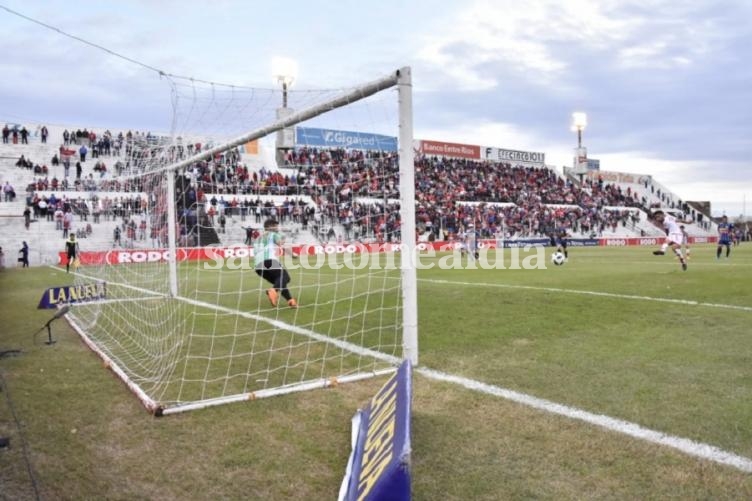 Unión ganó 2-0 en Paraná.