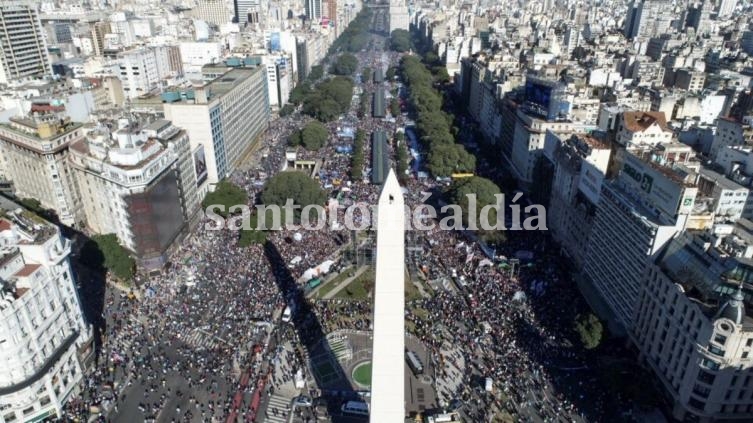 Actores, políticos y gremios marcharon al Obelisco contra el Gobierno y el FMI