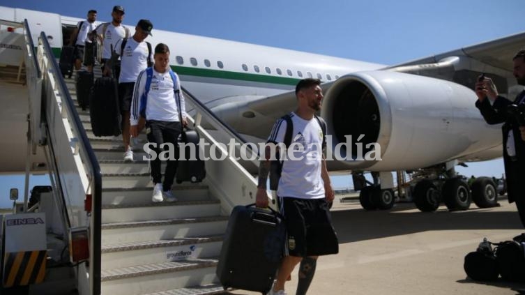 Con Messi a la cabeza, la Selección Argentina llegó a Barcelona