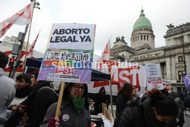 Frente al Congreso, manifestaciones a favor y en contra de la despenalización del aborto.