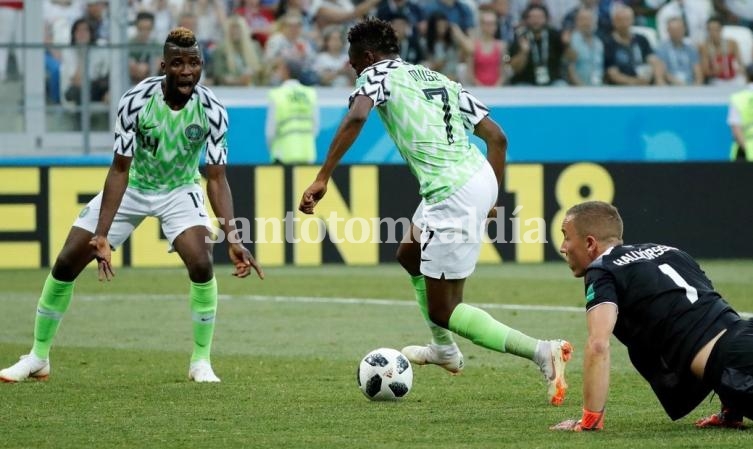 Nigeria le ganó 2-0 a Islandia y le dio una mano a Argentina.