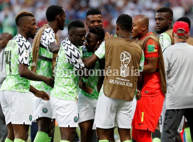 Nigeria le ganó 2-0 a Islandia y le dio una mano a Argentina.