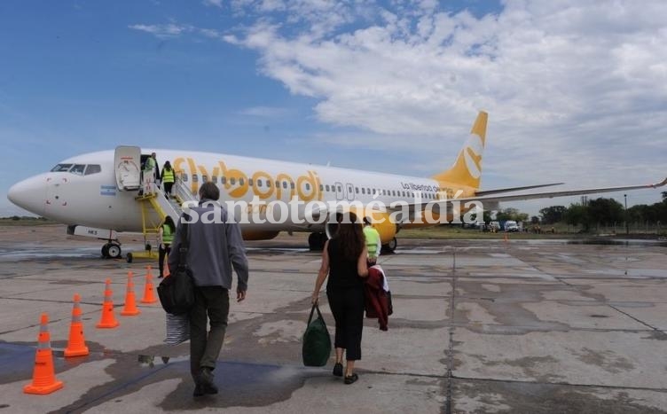 Flybondi podría incorporar vuelos desde Sauce Viejo hacia diferentes puntos del país. (Archivo)