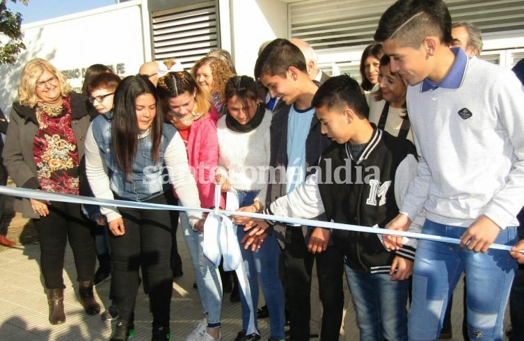 Tras el corte de cinta quedó inaugurado el nuevo edificio de la escuela José Enrique Muzzio. 