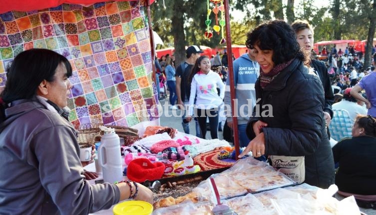 Como parte del Plan Abre, talleres de cocina, cestería y tejido vinculados a la economía social, participaron días atrás de la Feria de Artesanos del Río.