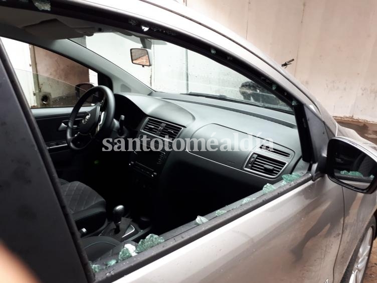 El auto donde estaba la mujer, con el vidrio destruido por un balazo. (Foto: Twitter @jufarusf )