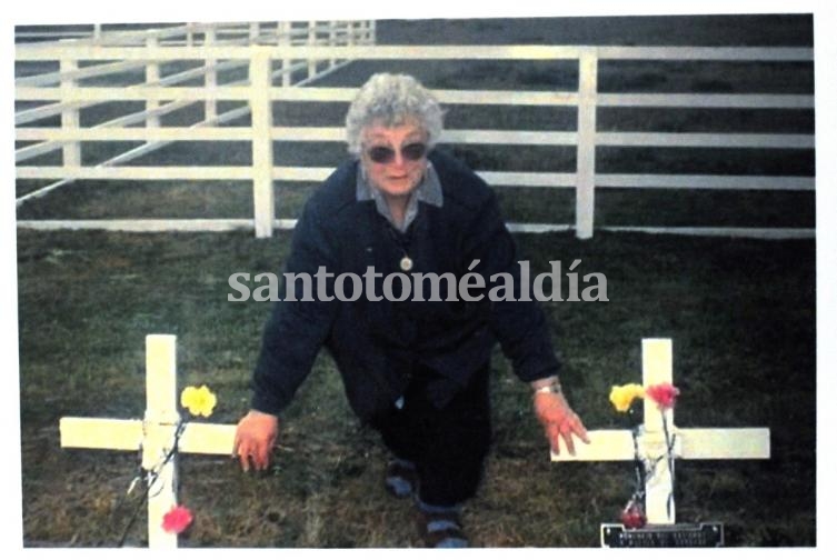 La madre del soldado Márquez, Elda Gazzo, viajó al cementerio de Darwin en 1998 y se retrató junto a la tumba en la que le dijeron que podía estar su hijo.