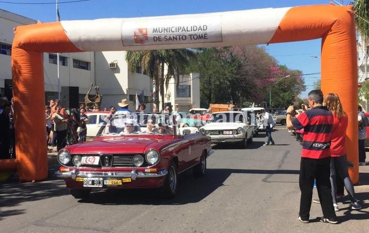 El Rally de Autos Clásicos y Antiguos recorrió las calles de la ciudad