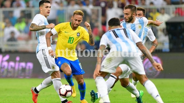 Argentina perdió frente a Brasil con un gol sobre la hora