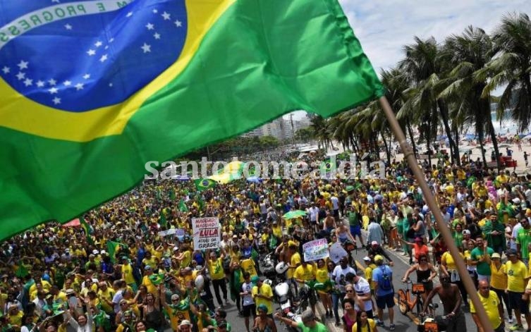 Decenas de miles se manifestaron en apoyo al ultraderechista Bolsonaro en Copacabana.