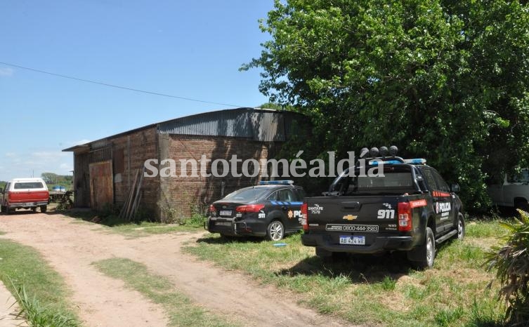 Parte trasera de la vivienda donde se produjo el violento robo. (Foto: Mario Ángel para santotomealdia)