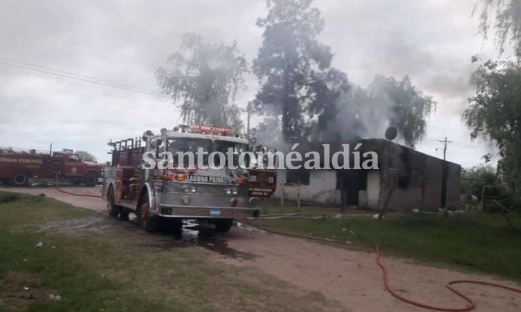 Bomberos de Laguna Paiva debieron intervenir luego de que vecinos incendiaran la casa de un presunto violador. (Foto: FM Power Max)