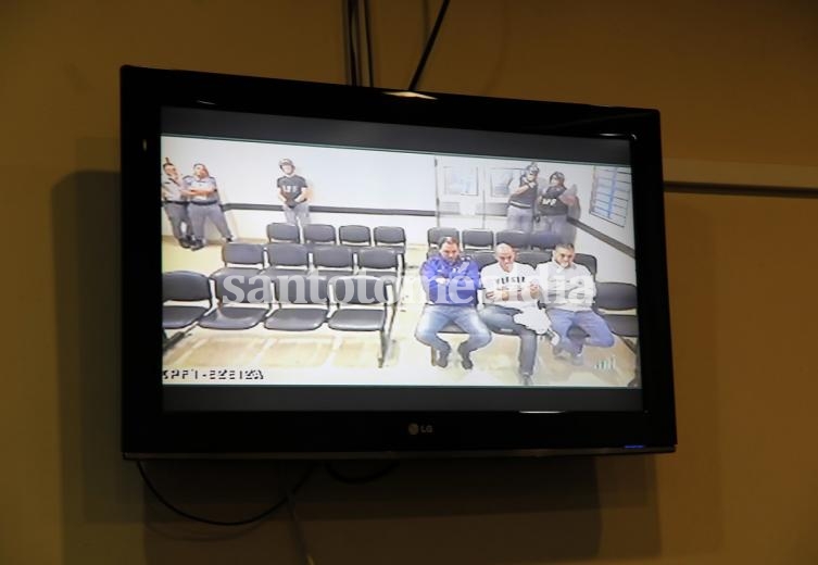 Los hermanos Martín y Cristian Lanatta, y Víctor Schillaci, siguen el juicio por videoconferencia desde Ezeiza.