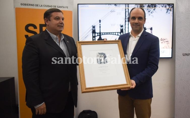 Corral recibió por parte del rector de la UNL, Enrique Mammarella la publicación denominada “Santa Fe nombre de mujer”. (Foto: Municipalidad de Santa Fe)