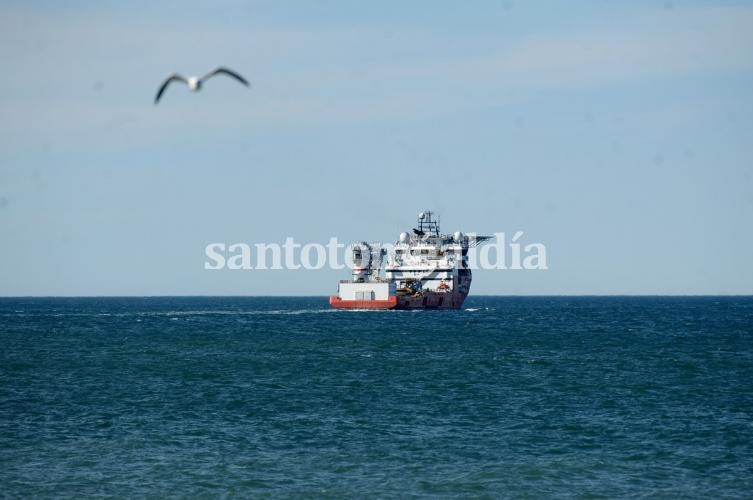 El buque noruego Seabed Constructor al partir del puerto de Comodoro Rivadavia en busca del ARA San Juan. (Foto: Clarín)