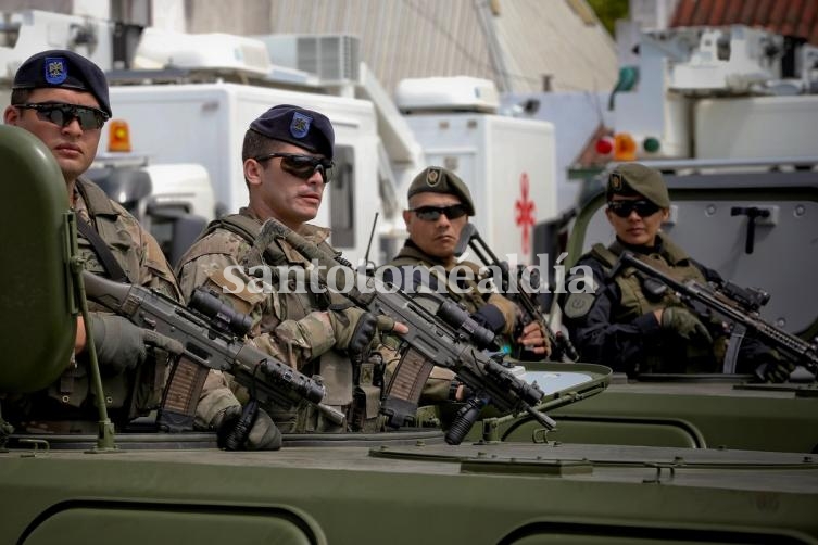 La Policía Federal Argentina presenta el nuevo equipamiento del que las fuerzas de seguridad dispondrán en el marco de la Cumbre G20, donado por China. (Foto: EFE)
