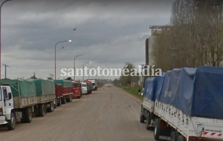 La calle Malvinas Argentinas es transitada por camiones que llegan a la planta de Purina.