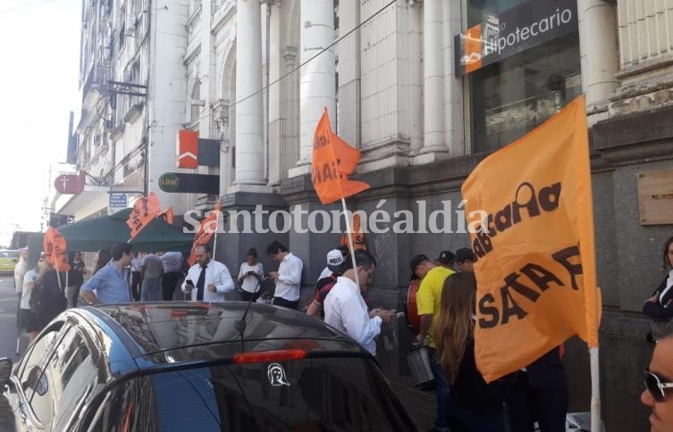 La Bancaria realizó una nueva protesta en la sede de Santa Fe del Banco Hipotecario. (Foto: santotomealdia)