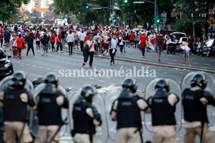 Durante este sábado hubo serios disturbios en las inmediaciones del estadio de River. (Foto: La Nación)