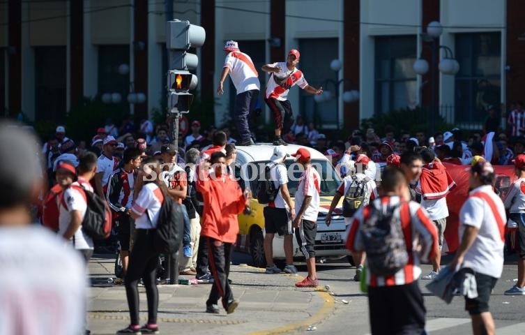 Durante este sábado hubo serios disturbios en las inmediaciones del estadio de River. (Foto: Clarín)