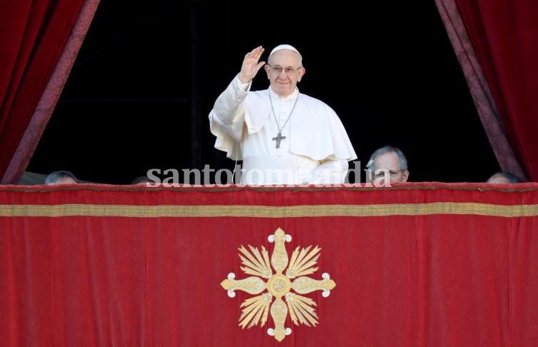 El pontífice argentino le habla a la multitud reunida en la plaza de San Pedro. (Reuters, vía Vatican Media)