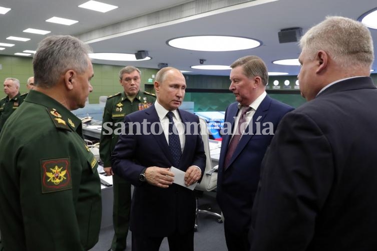 El presidente ruso Vladimir Putin visita el Ministerio de Defensa en Moscú, desde donde pudo ver el test del nuevo misil Avangard que se desplegará en 2019 con una base propia en los Montes Urales (AFP)